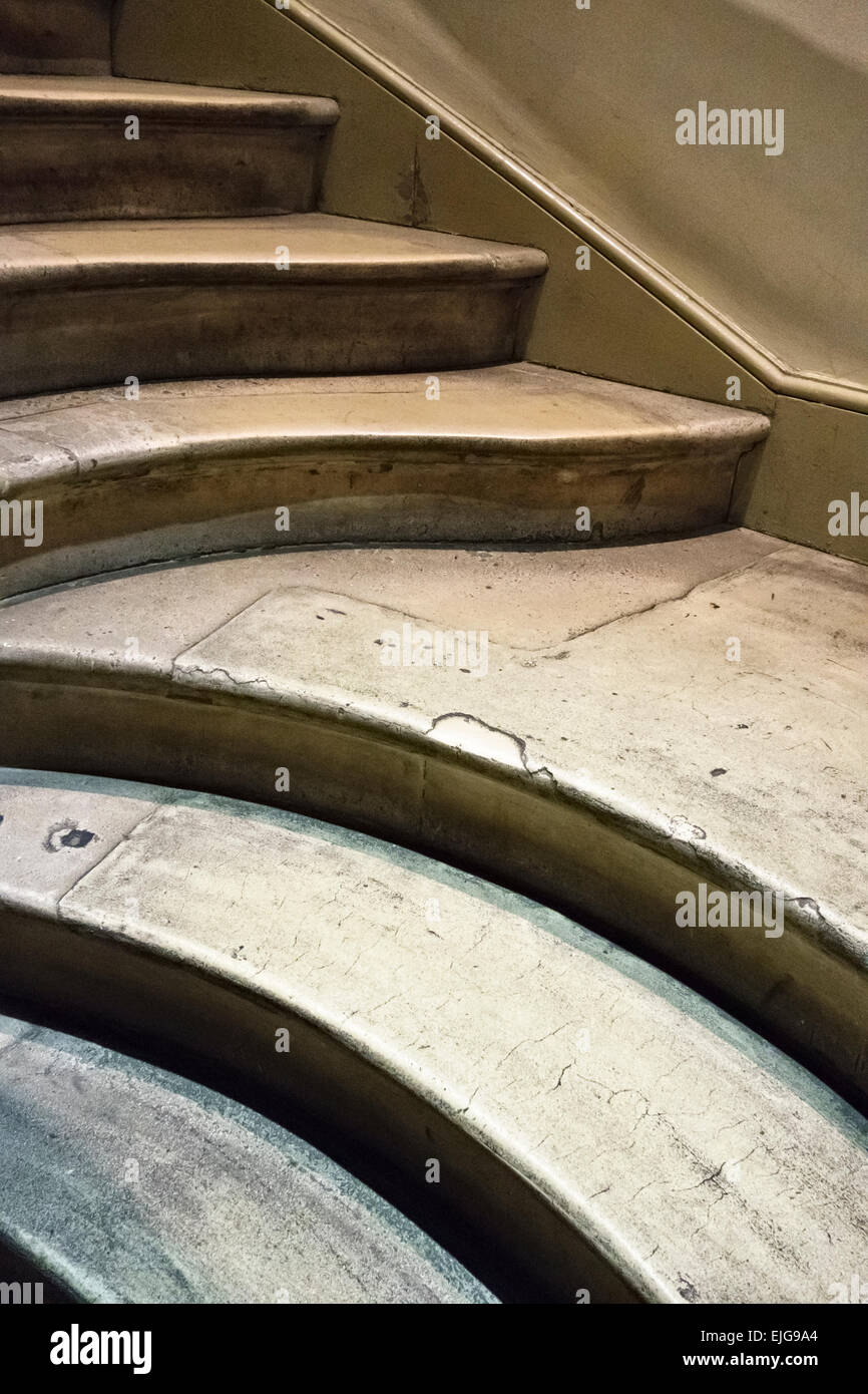 Alte abgenutzte Marmorstufen im Somerset House, London, UK Stockfoto