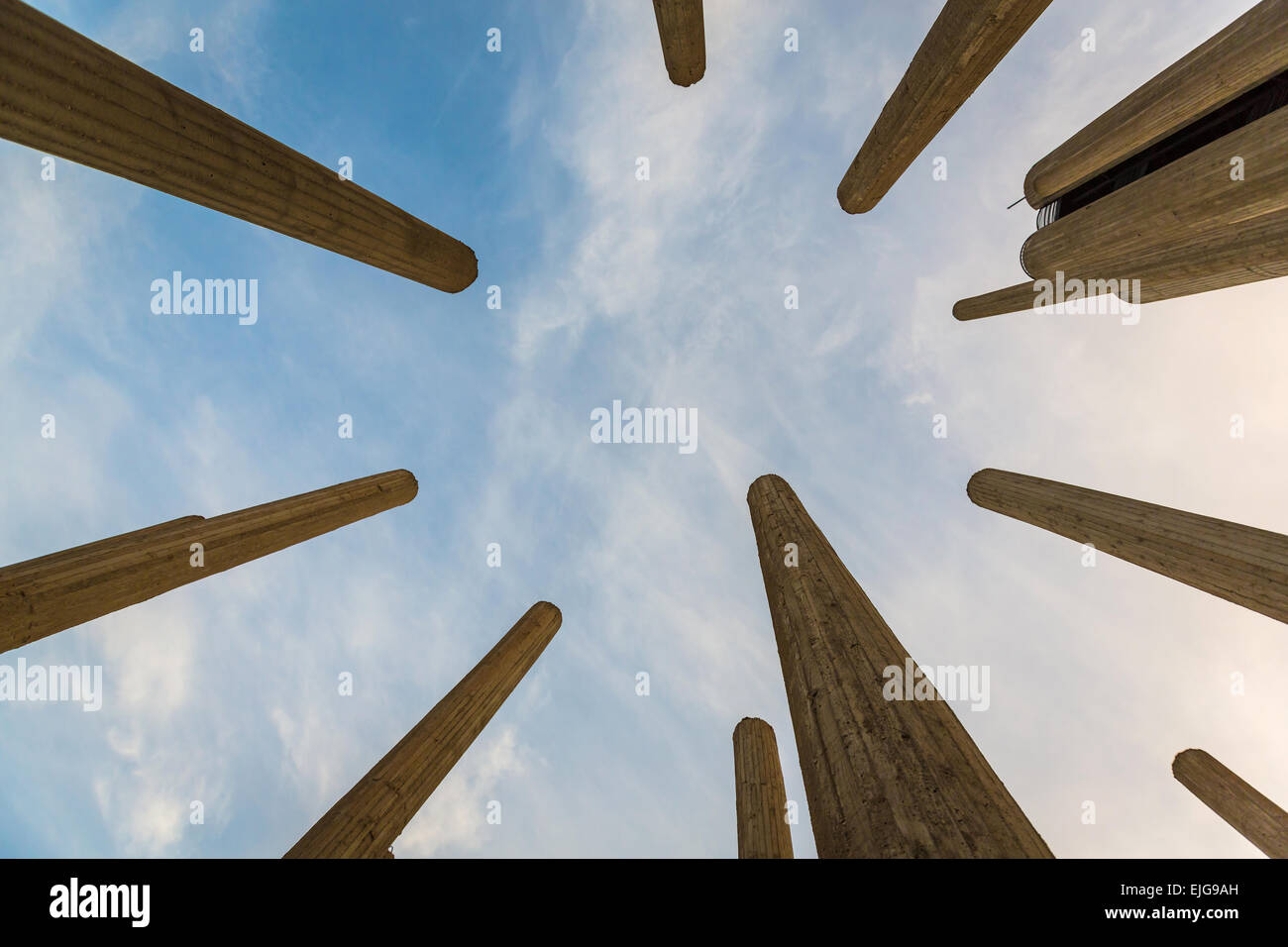 Betonsäulen Nahaufnahme auf einem blauen Hintergrund Himmel Stockfoto