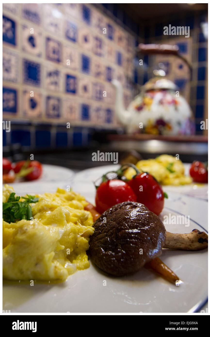 Hongos con huevos revueltos y tomate -Fotos und -Bildmaterial in hoher ...