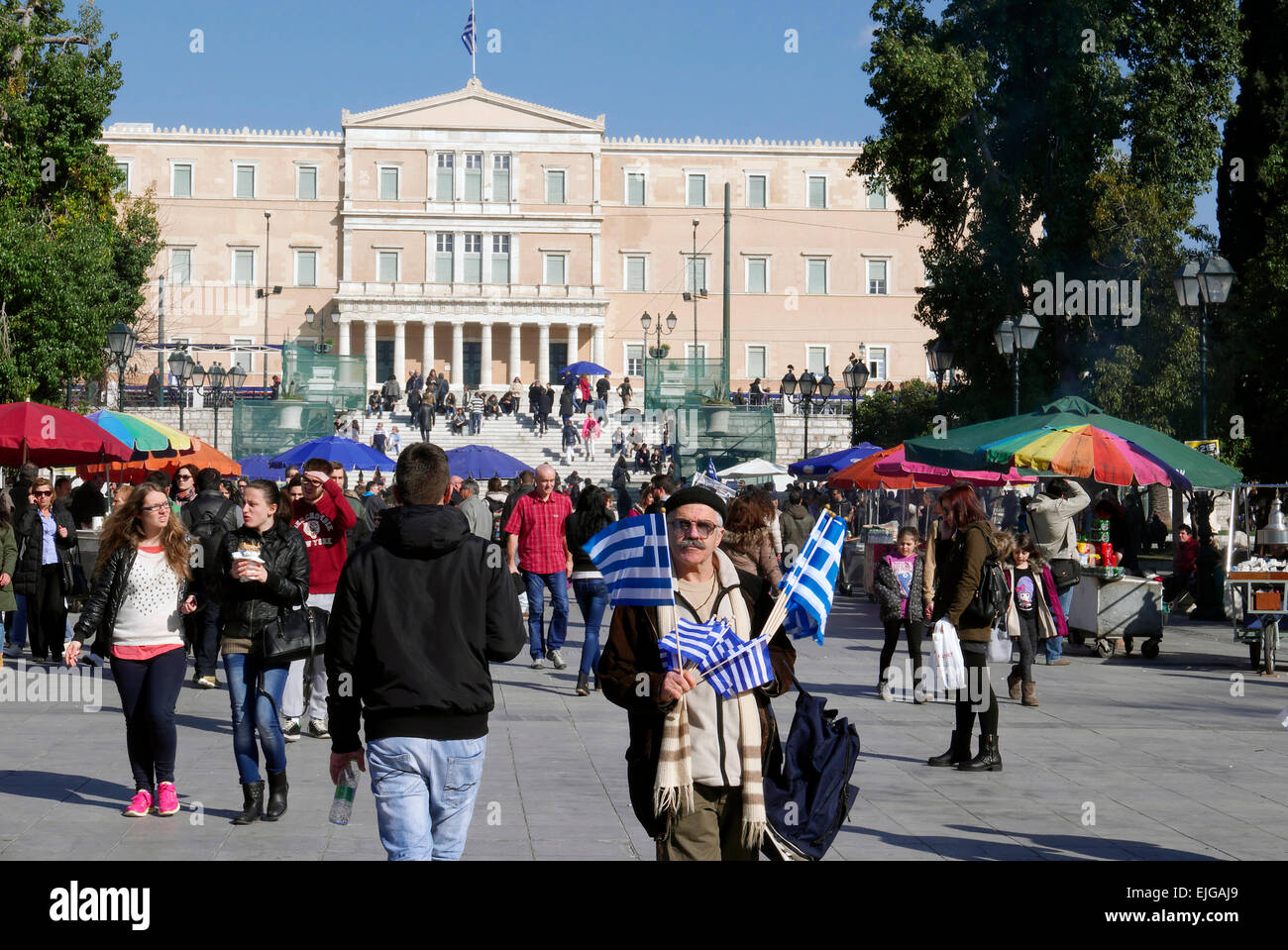 Griechenland Athen Sitagma Platz einen Mann verkaufen griechische Flaggen Stockfoto