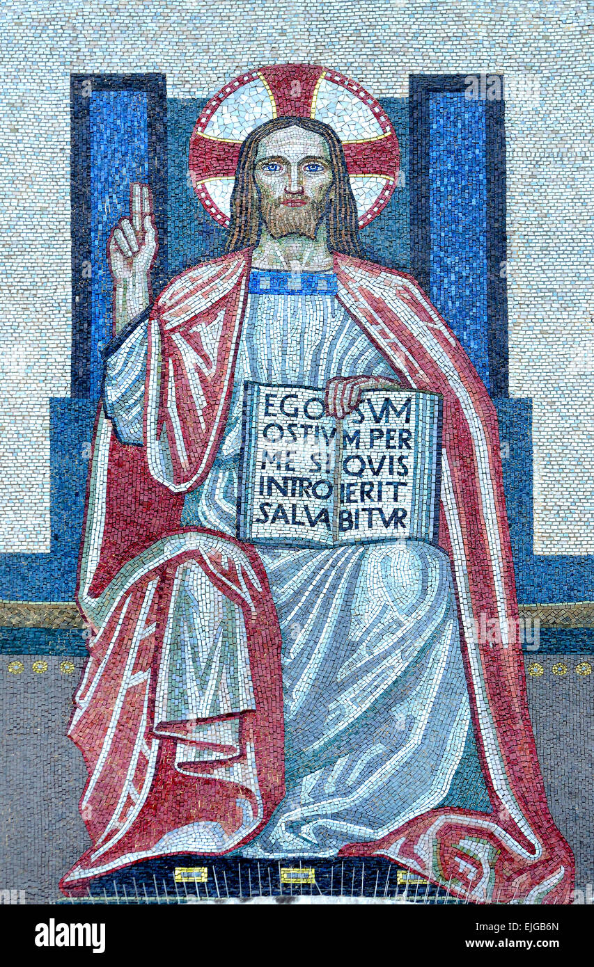London, England, Vereinigtes Königreich. Tympanon Mosaik über der Tür der Westminster Cathedral. Detail der "Christ in der Majestät mit der Jungfrau..." Stockfoto