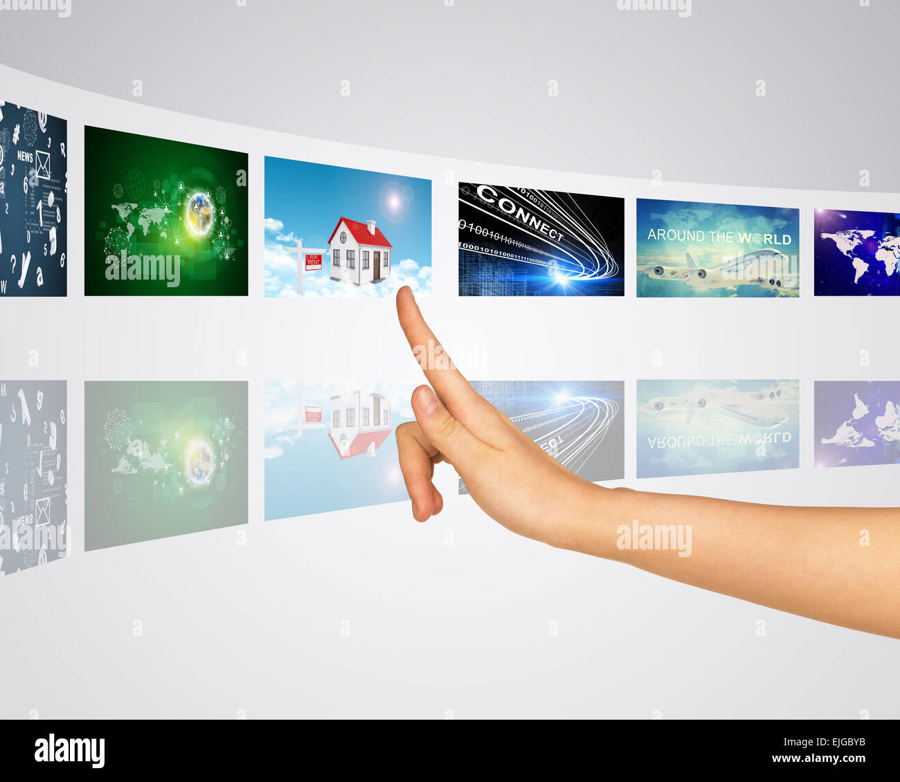 Finger drückt eines virtuellen Bildschirmen Stockfoto