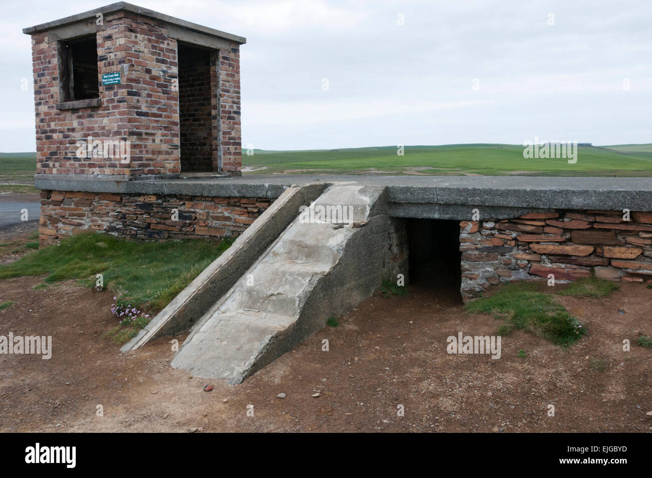 Reste der zweiten Weltkrieg Marine Close Range Flak Ausbildungseinrichtung bei Yesnaby auf Orkney Festland. Stockfoto