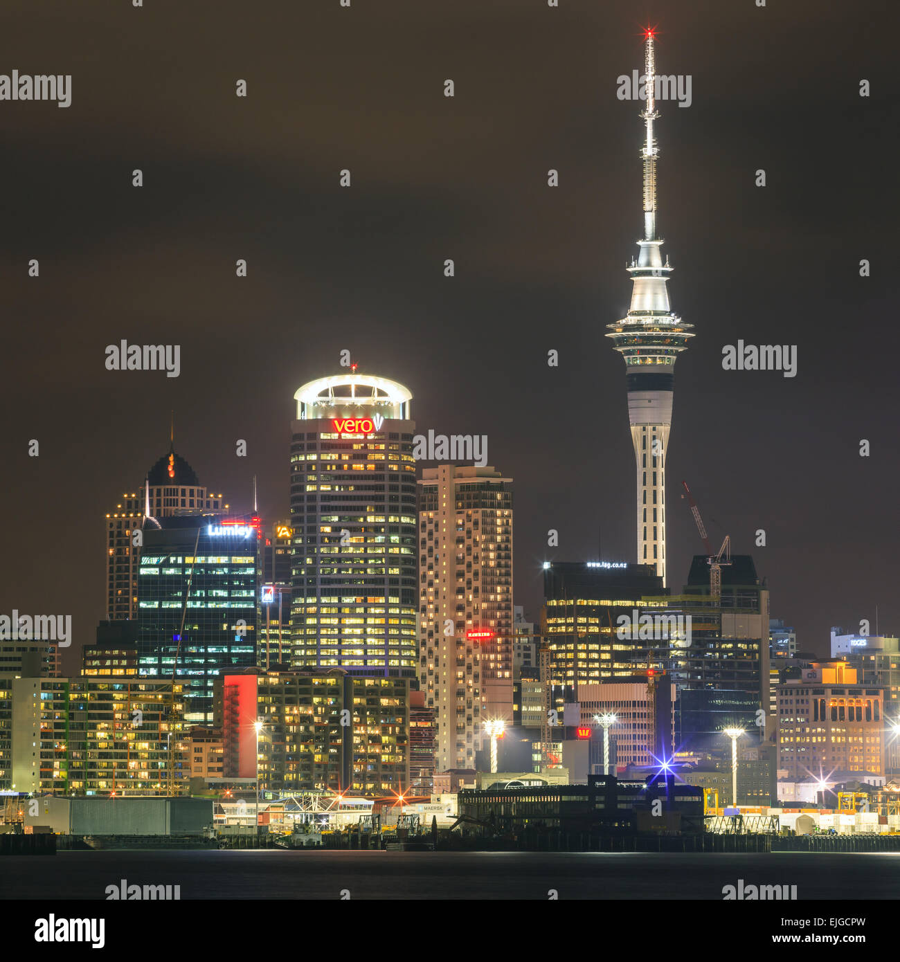 Auckland bei Nacht von Devonport. Stockfoto