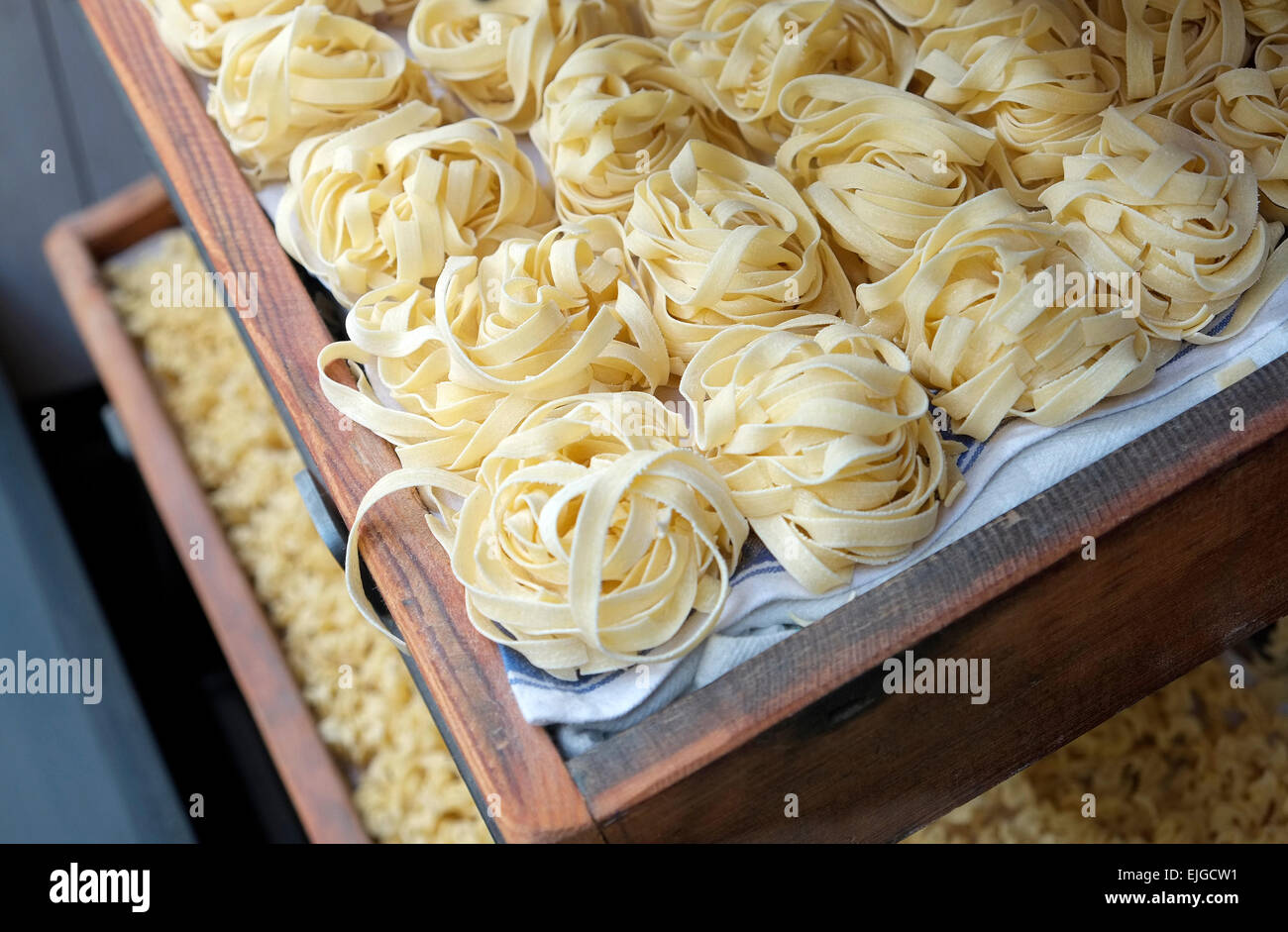 Tagliatelle Pasta in Holztabletts im italienischen Restaurant Fenster Stockfoto