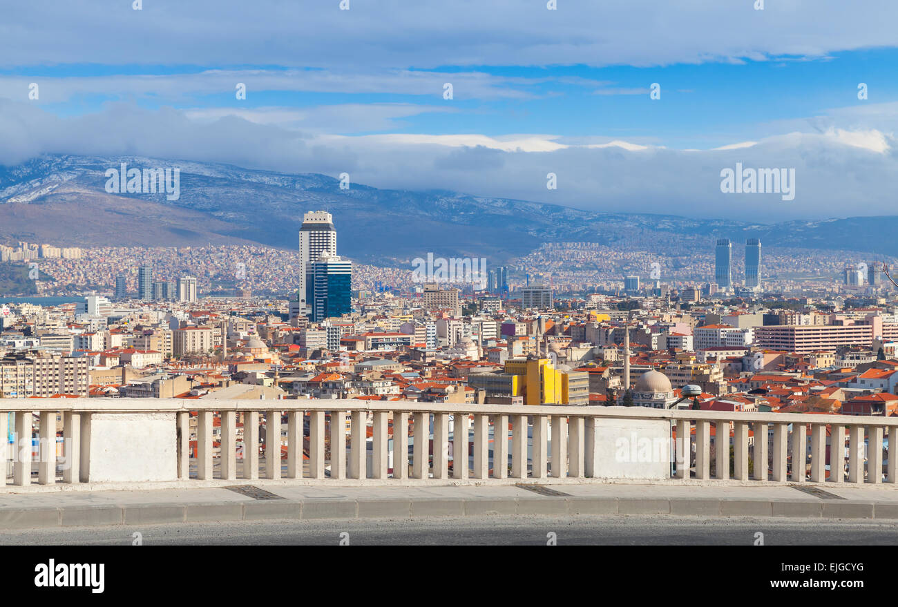 Panorama mit modernen Gebäuden und Berge. Stadt Izmir, Türkei Stockfoto