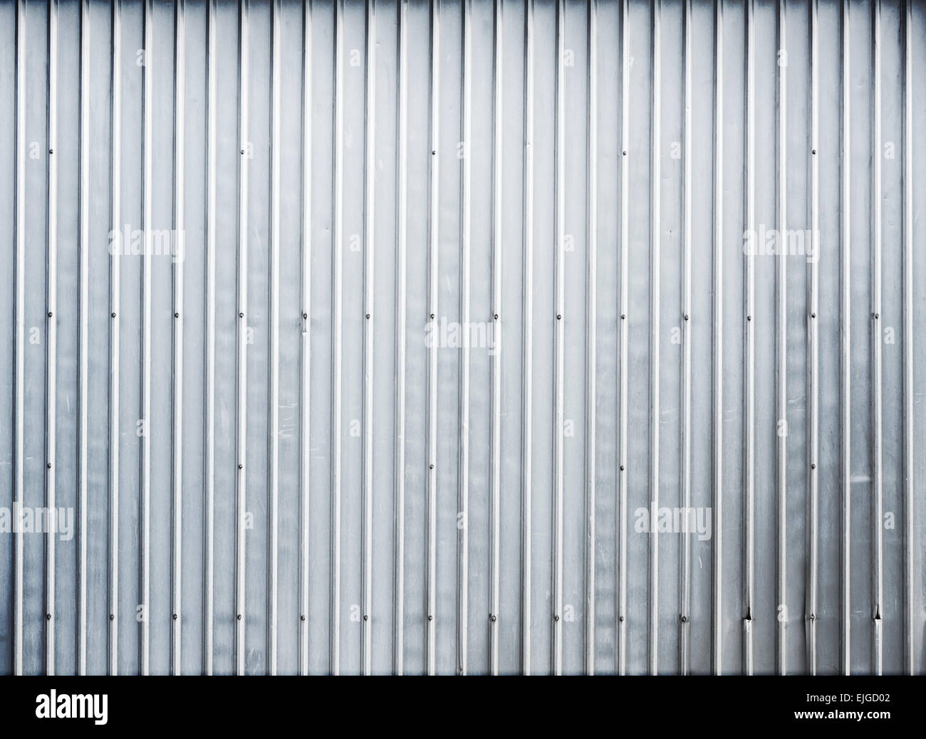 Glänzende geriffelte Metall Garagenwand, Foto Hintergrundtextur Stockfoto