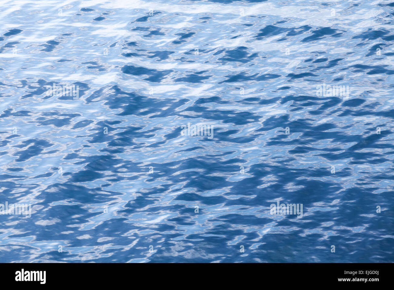 Tiefblaue Meer Wasser Hintergrundtextur mit Kräuselung Stockfoto