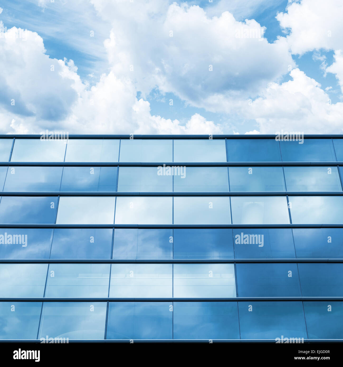 Verspiegelte glasfassade -Fotos und -Bildmaterial in hoher Auflösung – Alamy