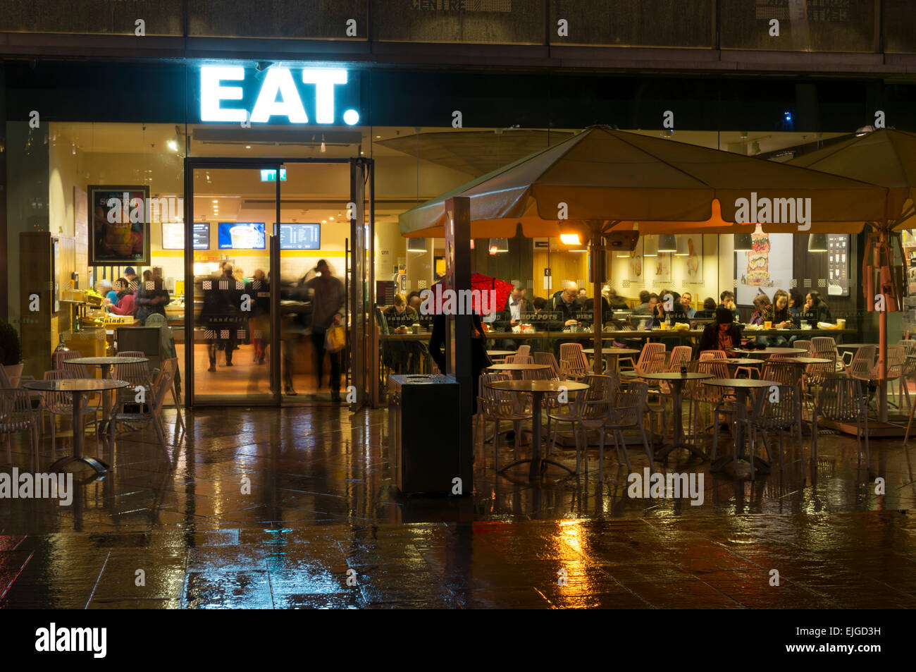 Zweig der Eat Sandwich-Shop auf der Southbank in London in der Nacht im Regen. Stockfoto