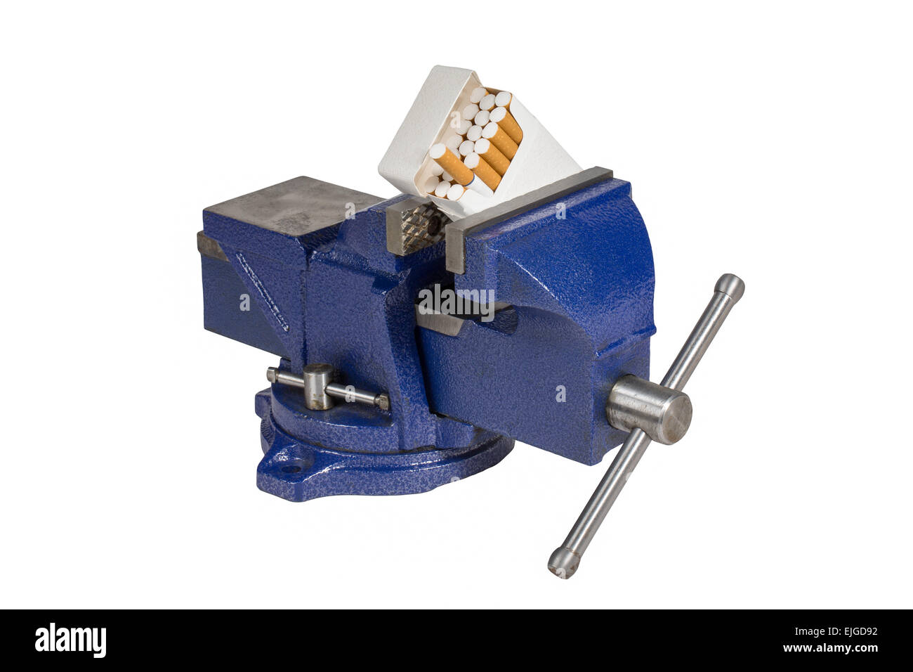 Packung Zigaretten in einen blauen Schraubstock Griff gehalten.  Isoliert auf weiss.  Konzepte könnten Laster im Schraubstock, Zerkleinerung, Süchte, usw. beinhalten. Stockfoto