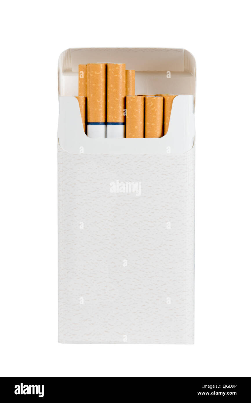 Foto von einem Rudel Filterzigaretten mit blauen Ringen.  Geradeaus-Ansicht mit ein paar Zigaretten Box herausragen.  Isoliert. Stockfoto