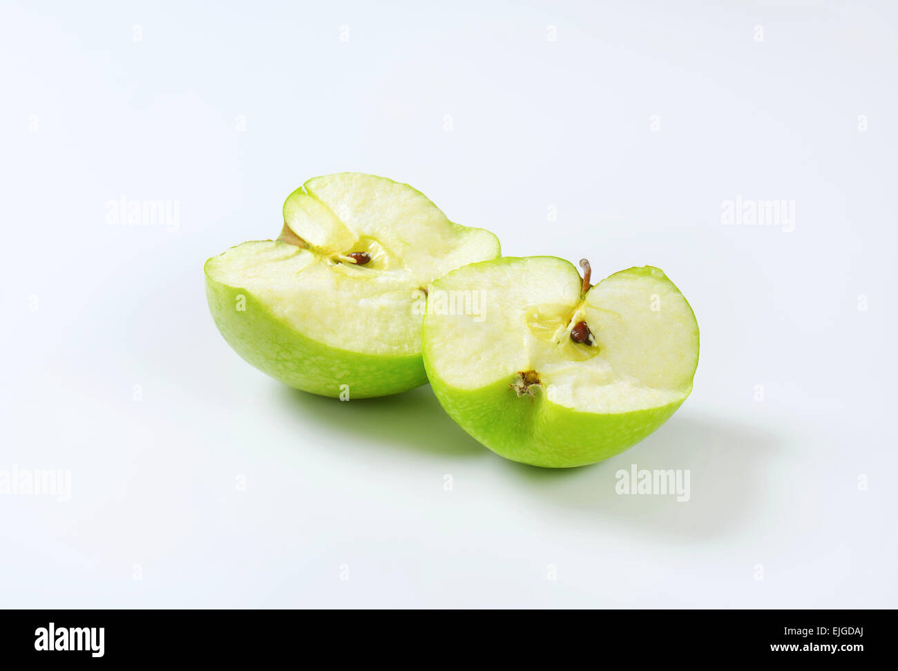 Halbierte frische saftig grüner Apfel Stockfoto