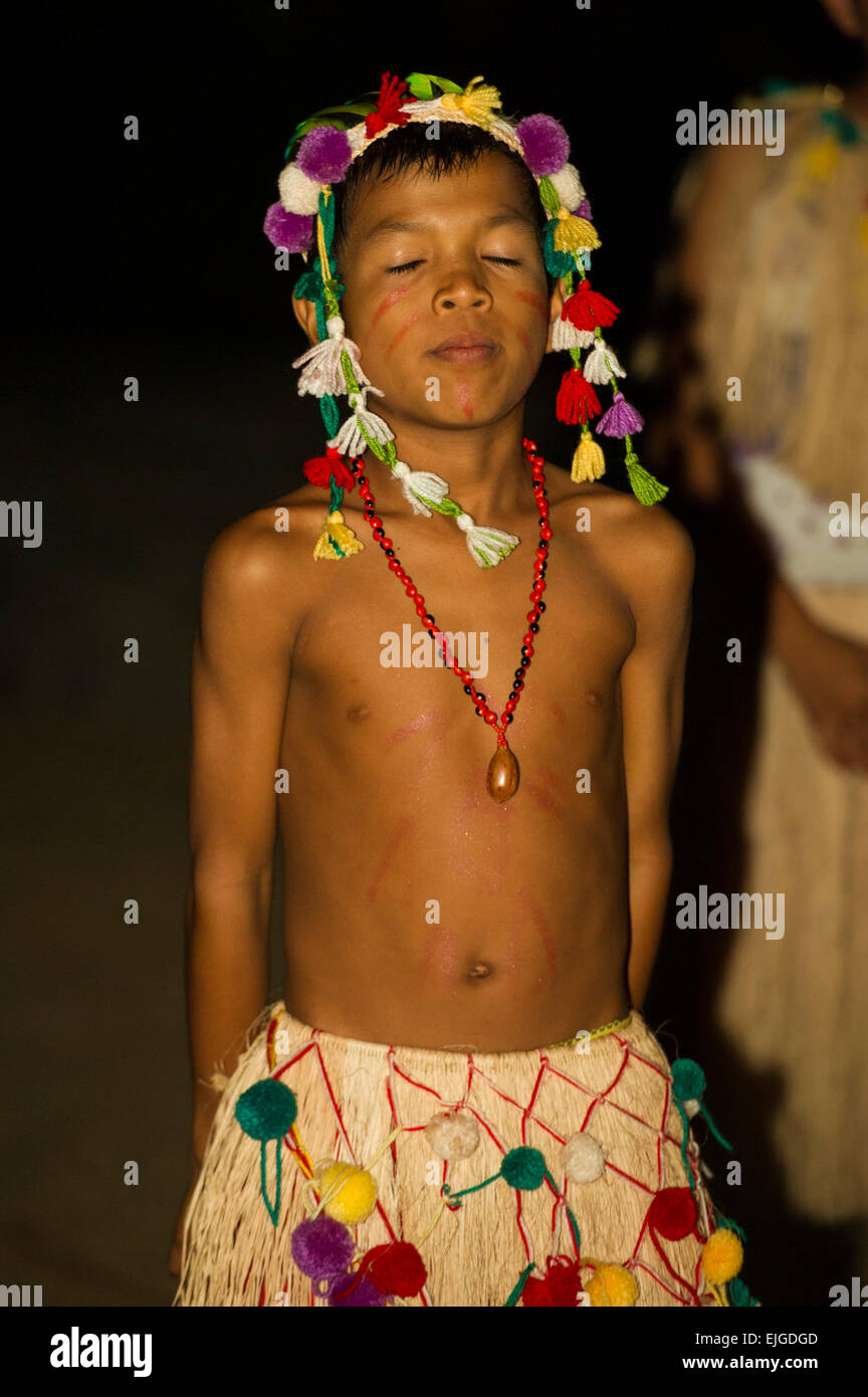 Junge in einer indianischen Tanzgruppe, Apura, Suriname Stockfoto