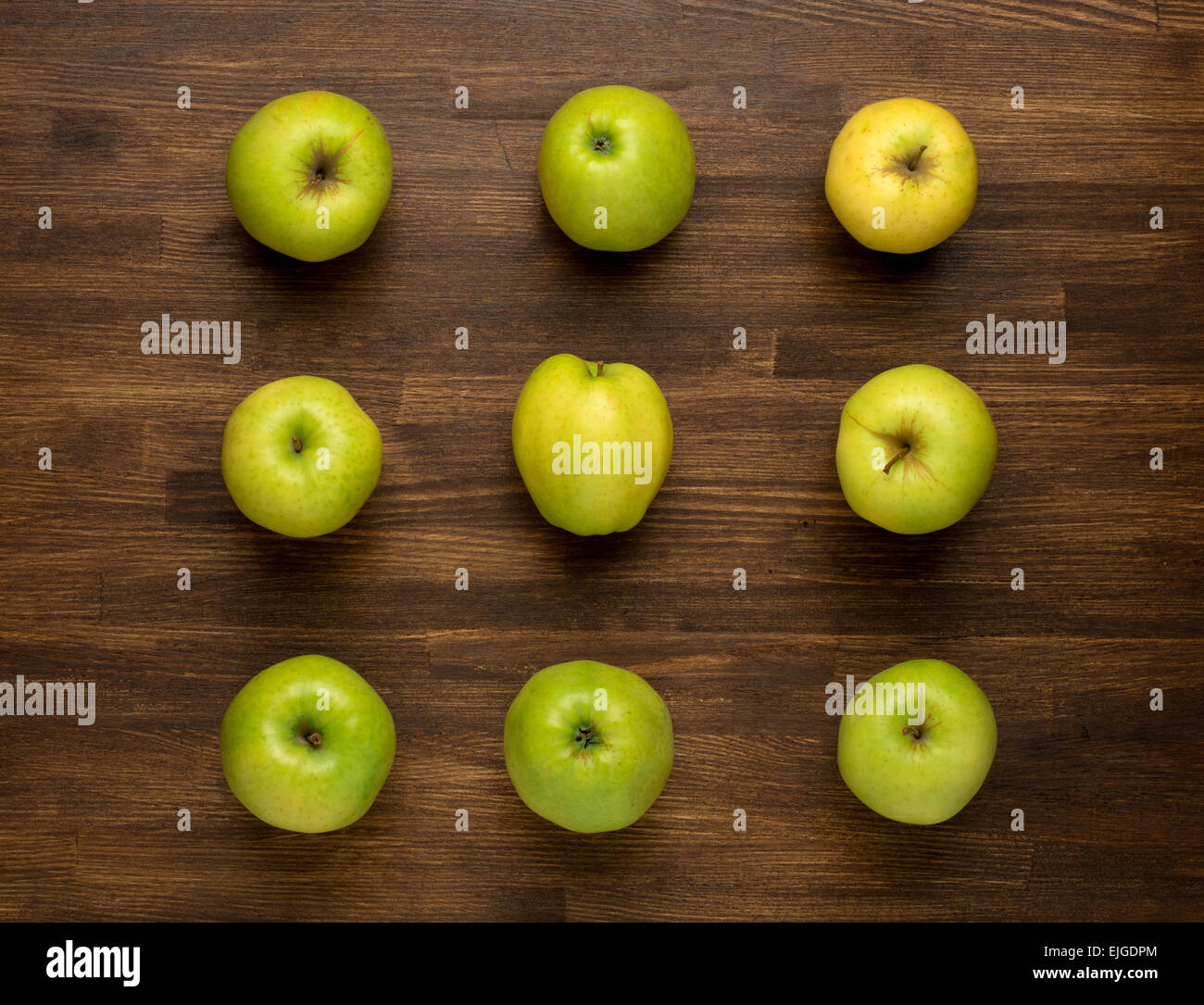Grüne Reifen Äpfeln auf hölzernen Hintergrund Stockfoto
