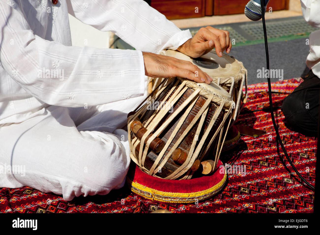 Mann spielt auf traditionellen indischen Tabla-Trommeln. Detailansicht Stockfoto