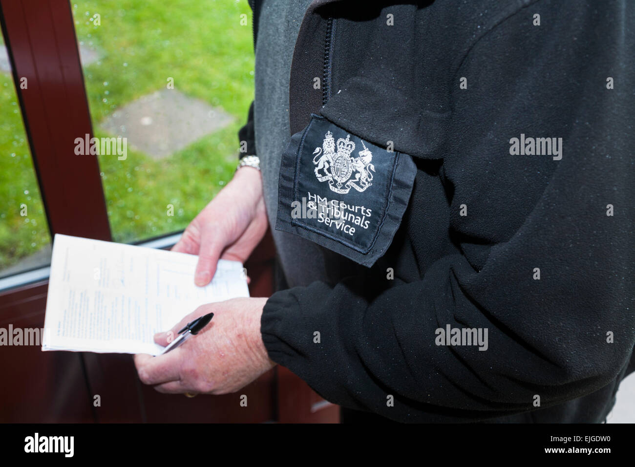 HM Gerichte & Tribunals Service Gerichtsvollzieher Haftbefehl Räumungsbefehl in Vertreibung vertreiben Mieter aus flachen Haus dienen. UK Stockfoto