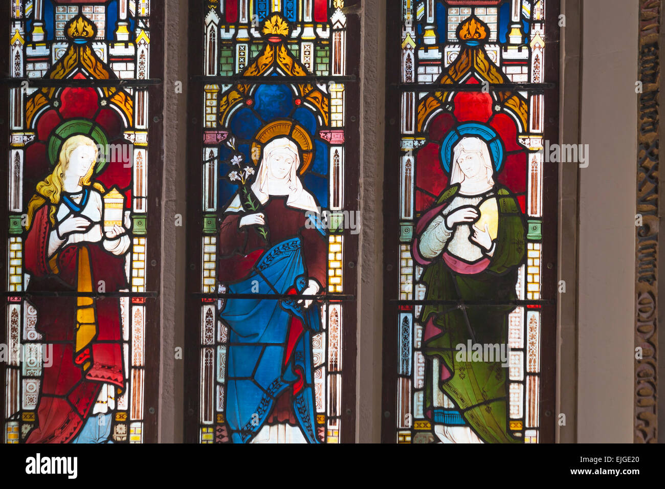Detail der Glasfenster mit Darstellung der drei Marys in St. Mary's Church in Tyneham Village, Dorset UK im Juli - Saint Marys Church, St. Mary Church Stockfoto