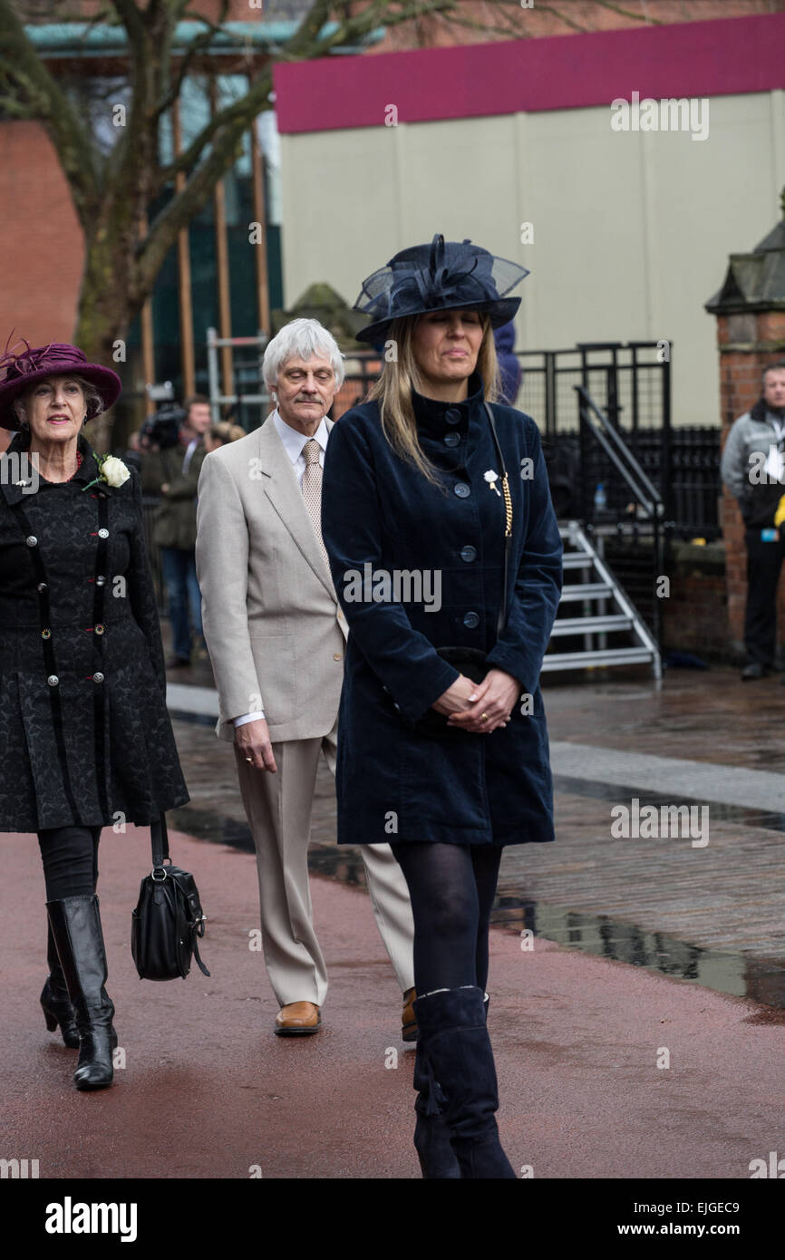 Leicester, UK. 26. März 2015. Philippa Langley führt die Prozession von Prominenten, gefolgt von Dr. John Ashdown-Hill Credit: John Henwood/Alamy Live News Stockfoto