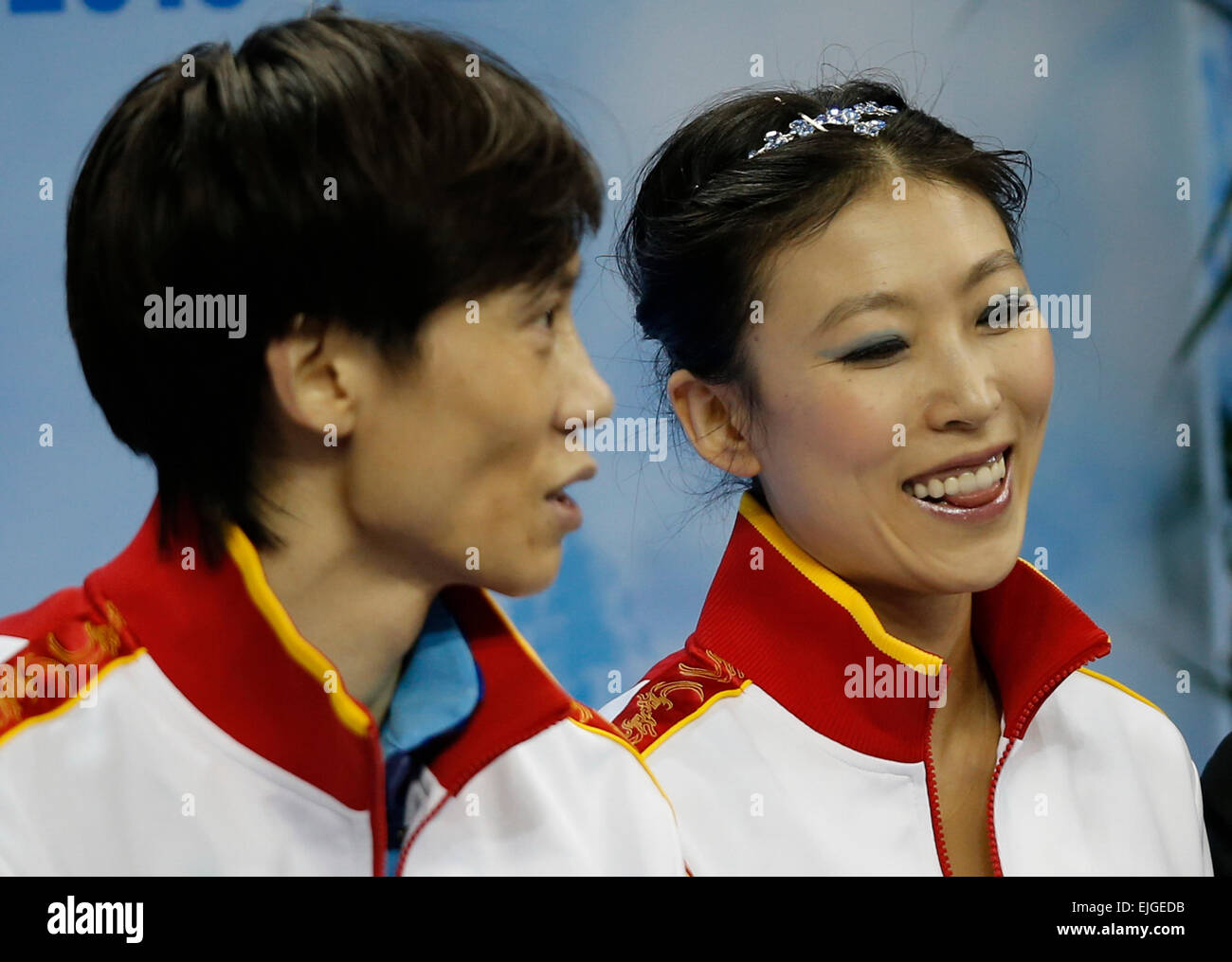 Shanghai Oriental Sports Center in Shanghai. 26. März 2015. Pang Qing (R) und Tong Jian aus China warten die Gäste nach ihrem Paare Kür-Segment in ISU World Figure Skating Championships 2015 bei Krone Hallenstadion, Oriental Sports Center in Shanghai, China am 26. März 2015. Pang Qing und Tong Jian nahm die Bronzemedaille mit 212,77 Punkte insgesamt. Bildnachweis: Wang Lili/Xinhua/Alamy Live-Nachrichten Stockfoto