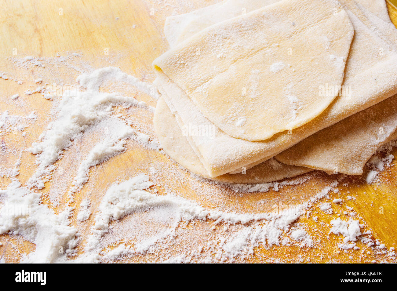 hausgemachte Pasta-Teig wird verarbeitet Stockfoto