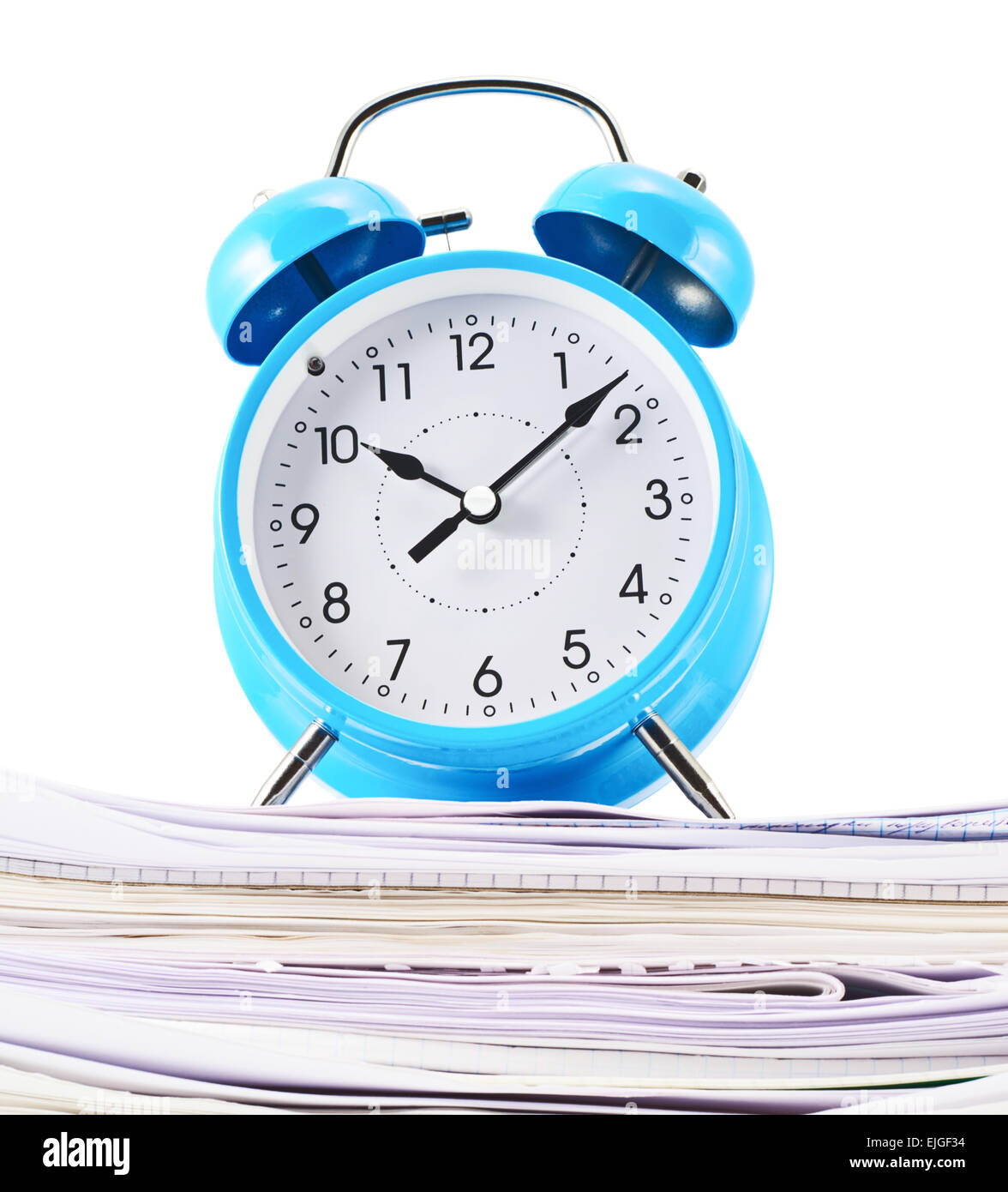 Wecker über den Stapel von Papieren Stockfoto