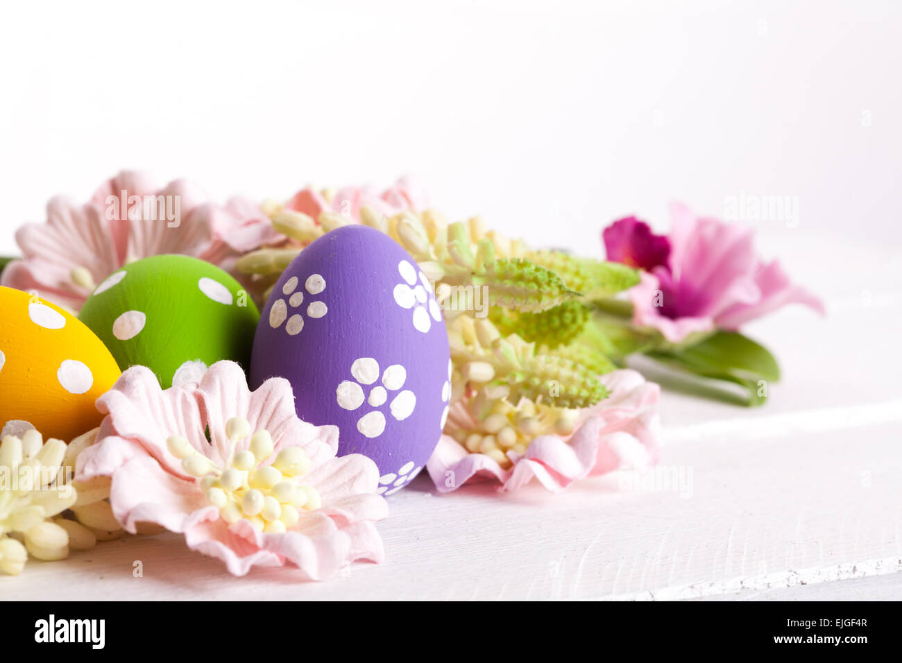 Bunte Ostereier mit weißen Punkten Stockfoto