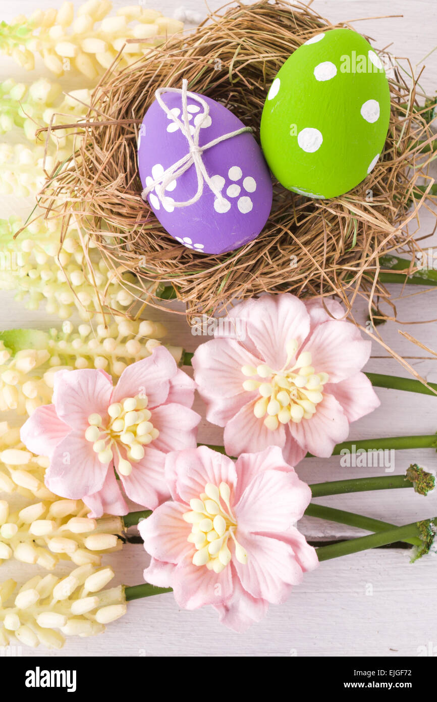 Bunte Ostereier mit weißen Punkten Stockfoto