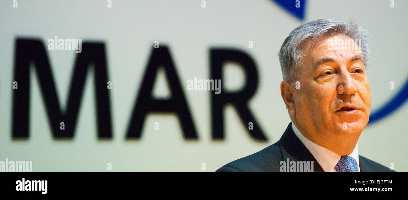 Die neue EU-Kommissar für Umwelt, Maritime Angelegenheiten und Fischerei Karmenu Vella Rede auf der Ostsee-Konferenz in Kiel, Deutschland, 26. März 2015. Vella betrachtet die Nutzung und Erhaltung der Meeresumwelt, eines der wichtigsten Themen für die EU sein. Foto: DANIEL BOCKWOLDT/dpa Stockfoto