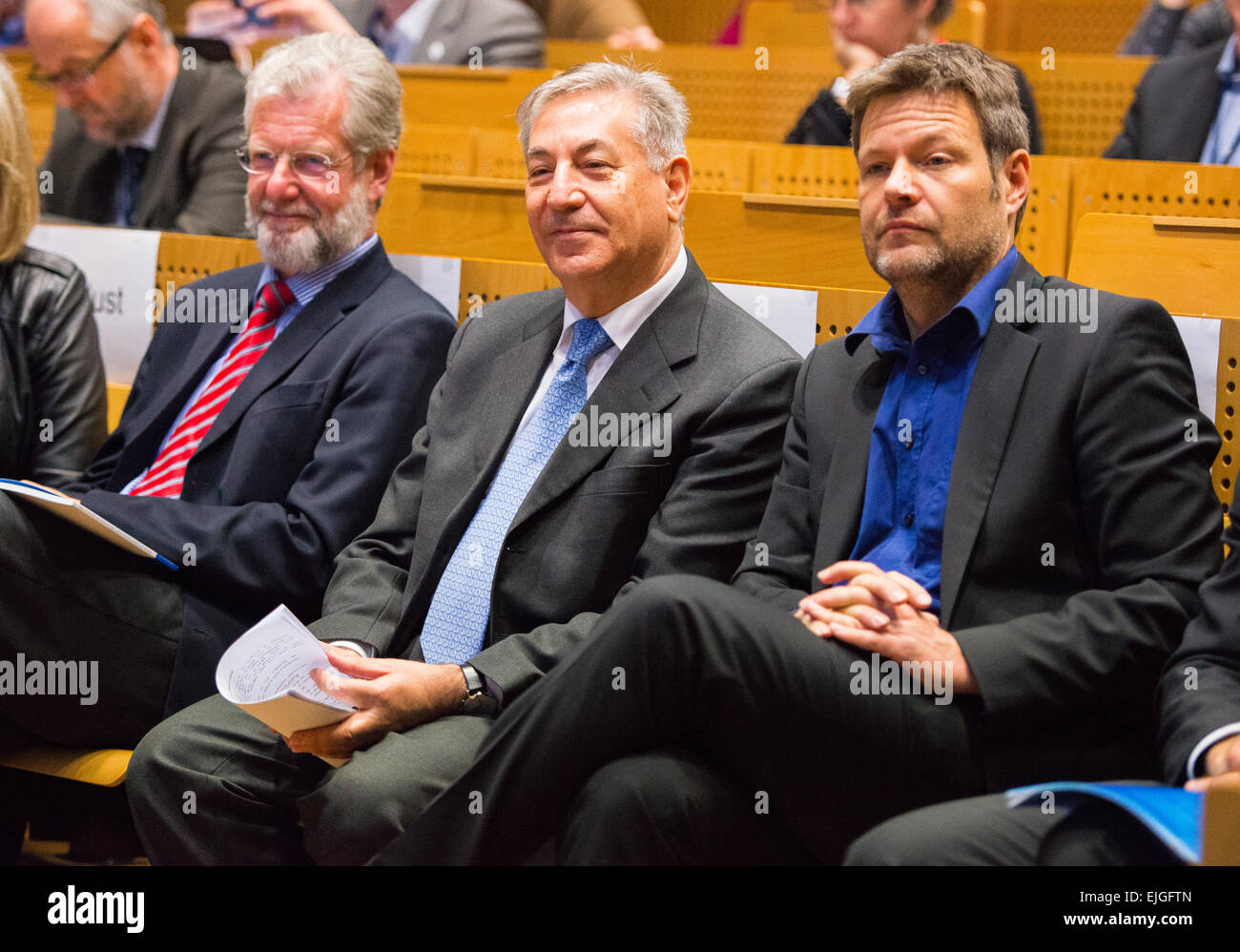 Die neue EU-Kommissar für Umwelt, Maritime Angelegenheiten und Fischerei Karmenu Vella (M) auf der Ostsee-Konferenz sitzt zwischen dem maritimen Koordinator für Schleswig-Holstein Peter Herzig (l) und Umweltminister von Schleswig-Holstein Robert Habeck (Buendnis 90/Die Gruenen, R) abgebildet. Vella betrachtet die Nutzung und Erhaltung der Meeresumwelt, eines der wichtigsten Themen für die EU sein. Foto: DANIEL BOCKWOLDT/dpa Stockfoto