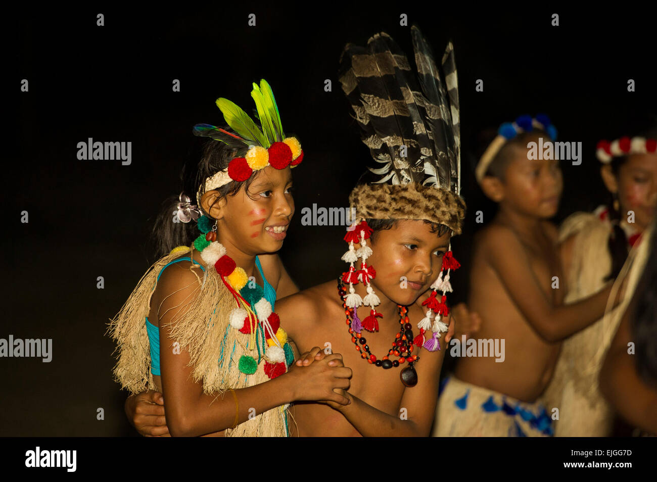 Kinder spielen in einer indianischen Tanzgruppe, Apura, Suriname Stockfoto