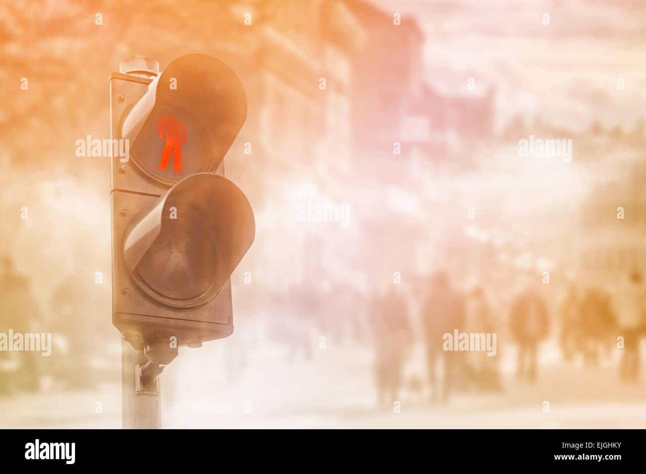 Rote Ampel für Fußgänger, Doppelbelichtung Bild unkenntlich Menschen zu Fuß die Straße im Hintergrund. Stockfoto