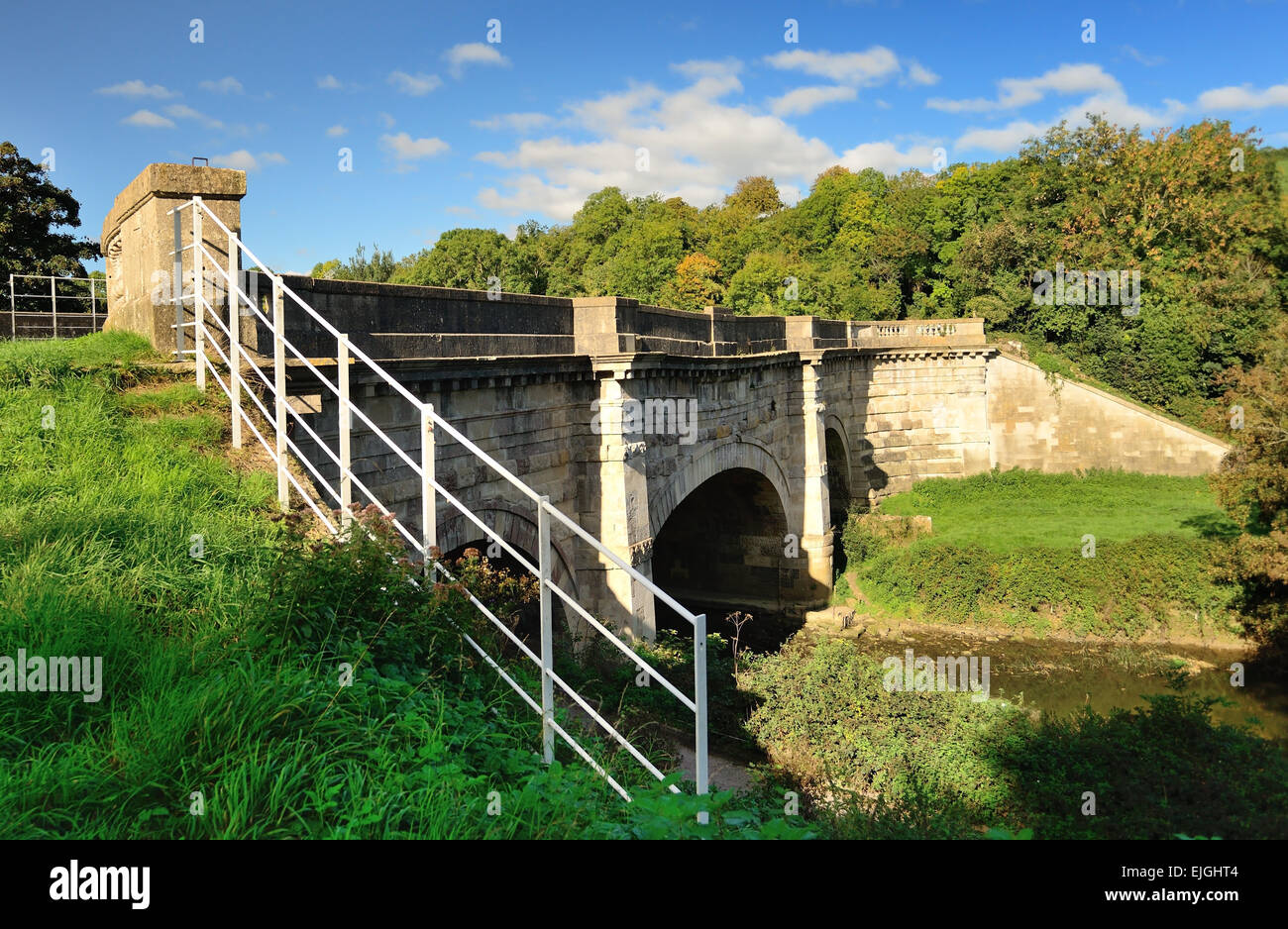 Avoncliff Aquädukt, tragen den Kennet & Avon Kanal über den Fluss Avon und angrenzenden Bahnhof. Stockfoto