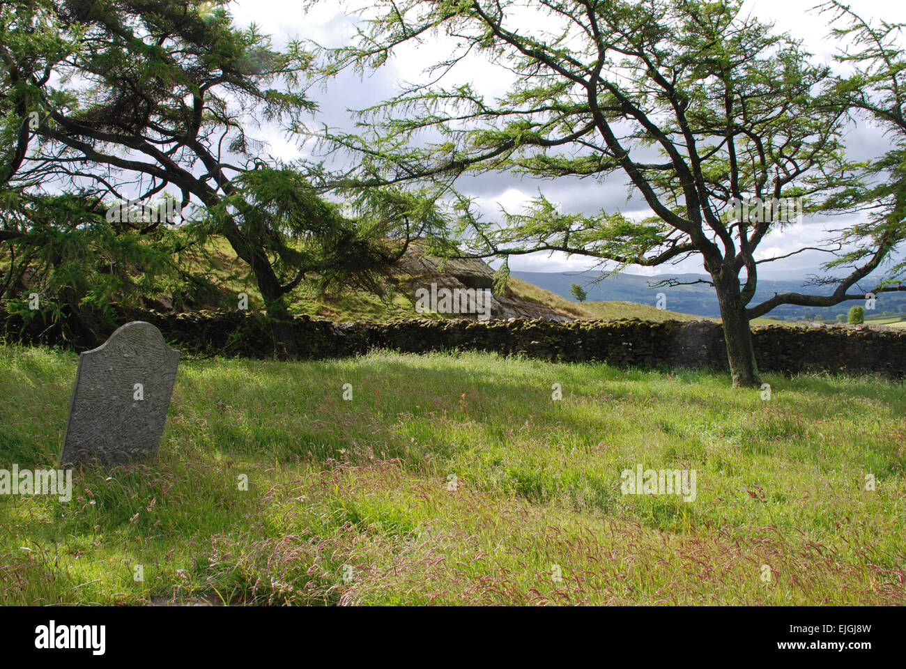 George Fox's Pulpit auf Firbank fiel von dem angrenzenden stillstehenden Friedhof an einem hellen sonnigen Tag gesehen Stockfoto