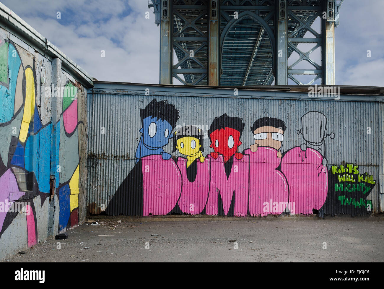 Dumbo Graffiti unter der Manhattan Bridge gemalt. Roboter werden mächtige Tanaka töten. Stockfoto