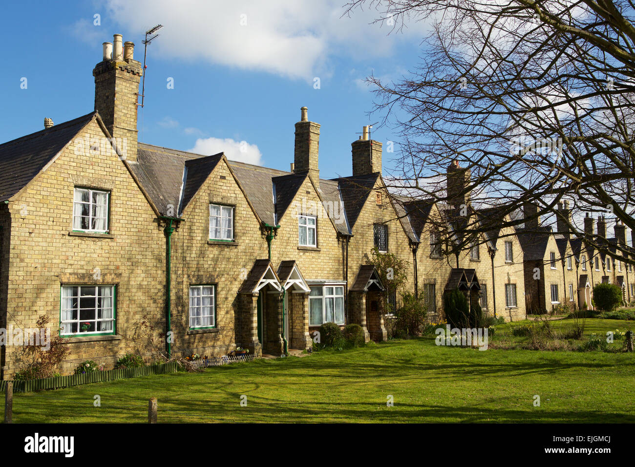 19. Jahrhundert Cottages gebaut, um Häuser für landwirtschaftliche Arbeitnehmer im Thorney Cambridgeshire. Von dem Architekten S.S. Teulon konzipiert. Stockfoto
