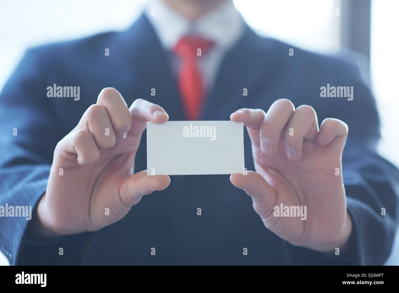 Unternehmer geben eine Visitenkarte Stockfoto