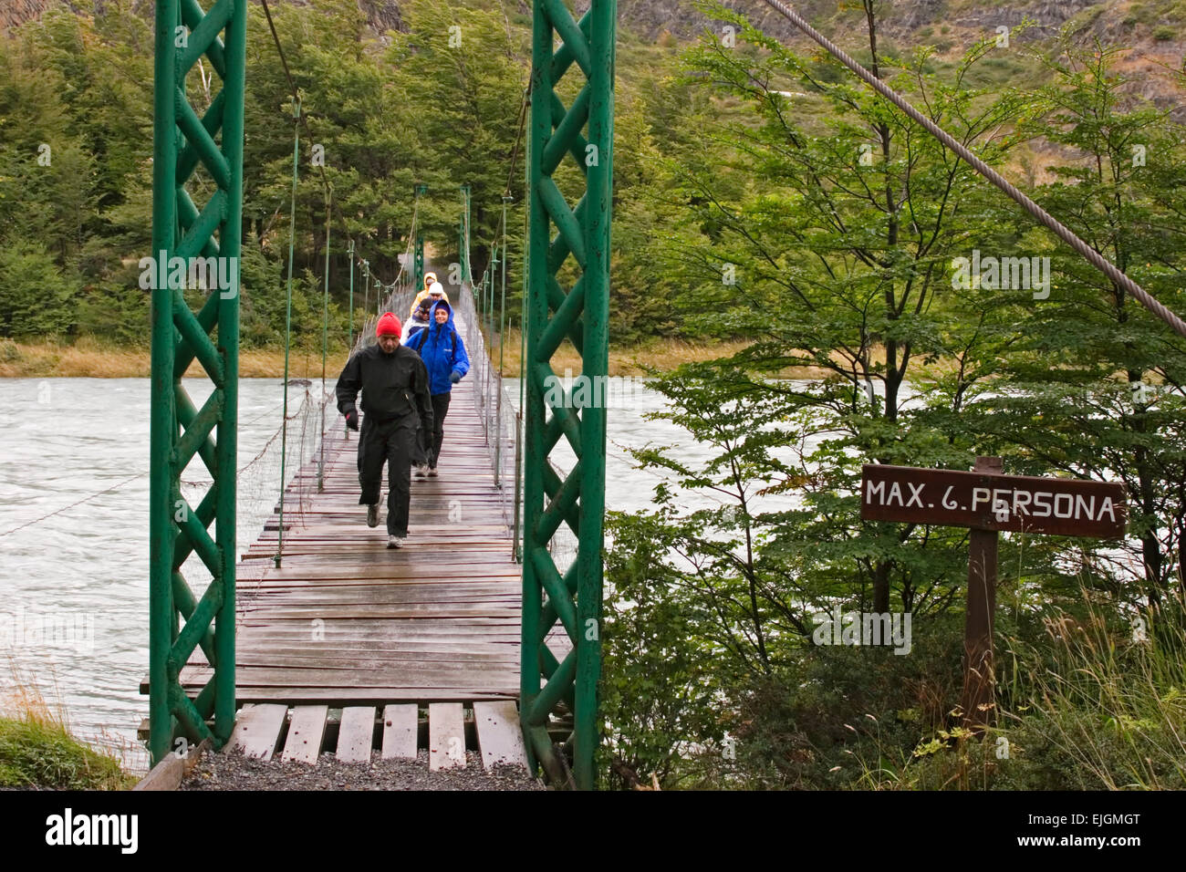 Wanderer zu Fuß überbrücken Pingo River, Torres del Paine Nationalpark, Patagonien, Chile Stockfoto