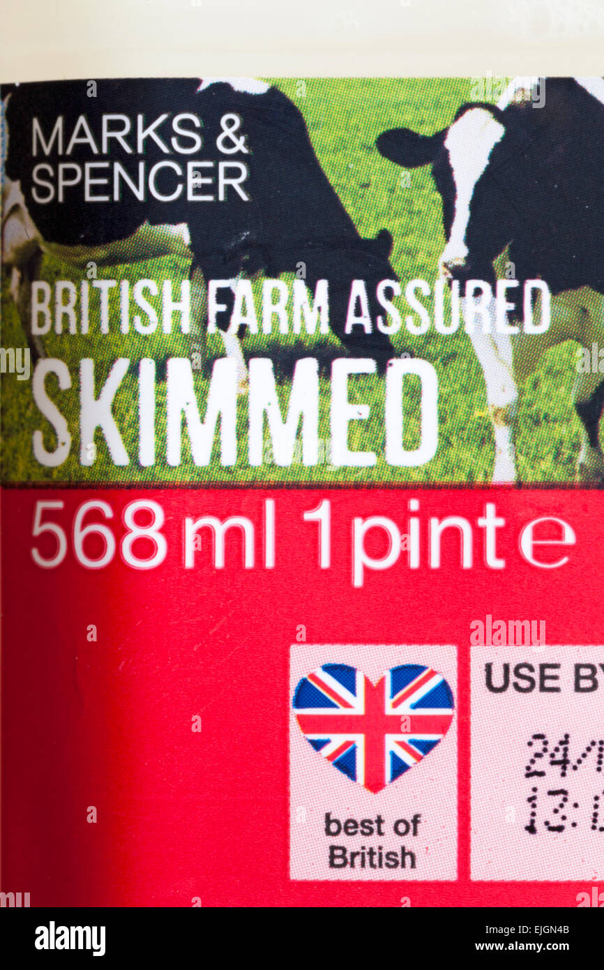 Etikett auf 1 Pint Marks & Spencer britischen Farm versichert Magermilch Stockfoto