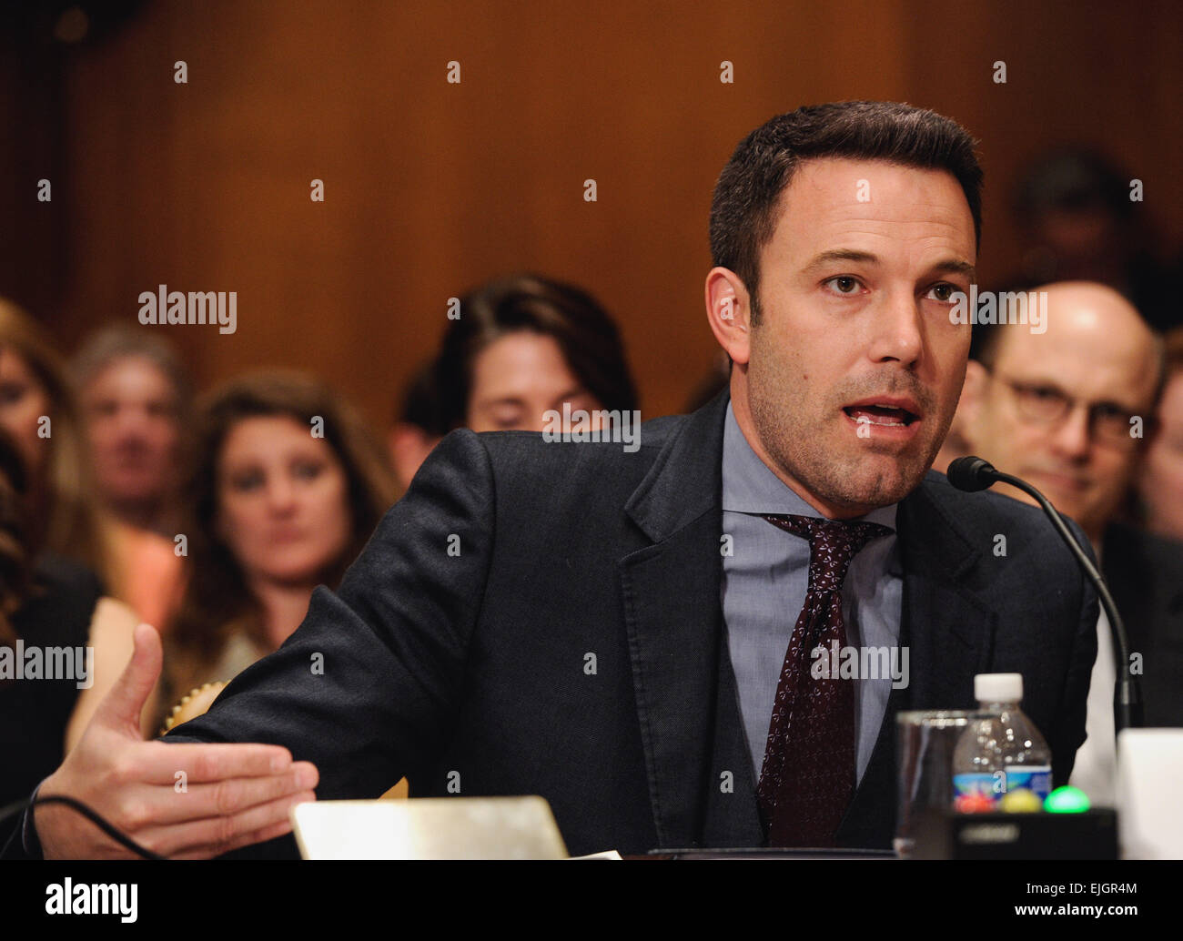 Washington, DC, USA. 26. März 2015. Schauspieler, Filmemacher und Gründer des östlichen Kongo Initiative Ben Affleck bezeugt vor Staat, ausländische Geschäftsbetriebe Unterausschuss des Senats Haushaltsausschuss in der mündlichen Verhandlung auf Diplomatie, Entwicklung und Staatssicherheit auf dem Capitol Hill in Washington, D.C., Hauptstadt der Vereinigten Staaten, 26. März 2015. Bildnachweis: Bao Dandan/Xinhua/Alamy Live-Nachrichten Stockfoto