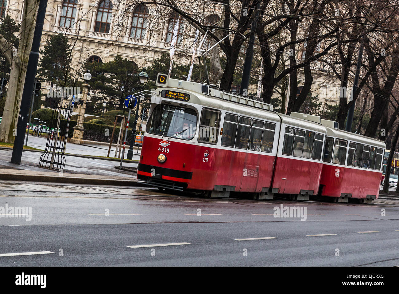 Straßenbahn brüllt entlang der Ringstraße. Stockfoto