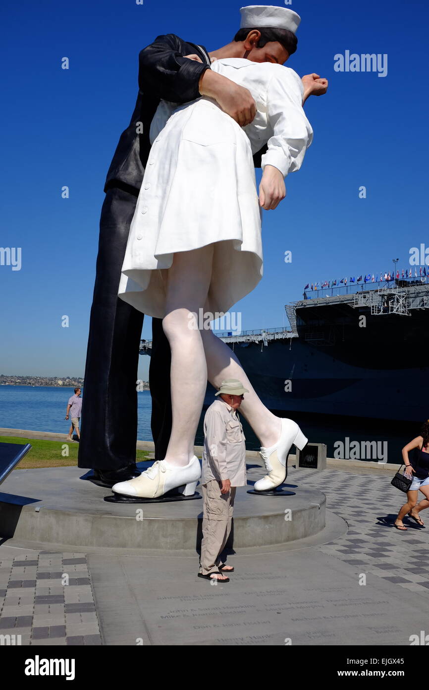 USS Midway an der Uferpromenade in San Diego und Statue von Sailor küssen Mädchen am Ende des zweiten Weltkriegs Stockfoto