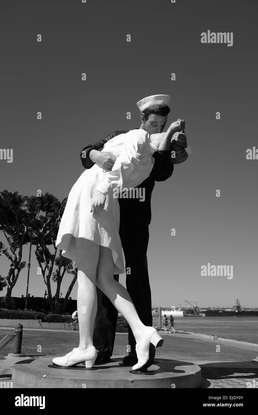 USS Midway an der Uferpromenade in San Diego und Statue von Sailor küssen Mädchen am Ende des zweiten Weltkriegs Stockfoto