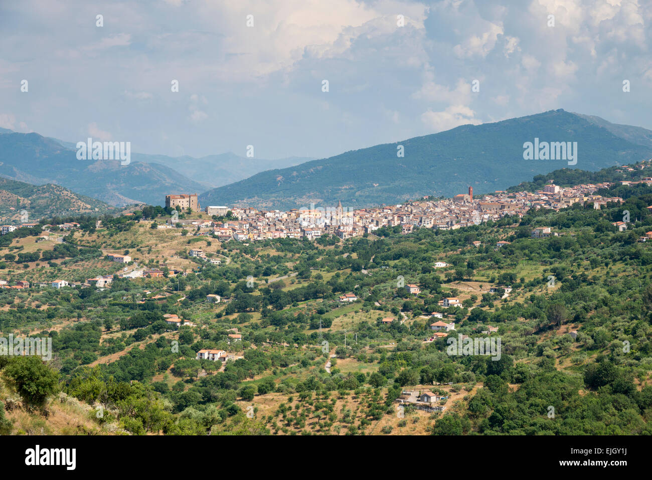 Ein Blick auf das Bergdorf oder Stadt von Gratteri in der nördlichen sizilianischen Landschaft Sizilien Stockfoto