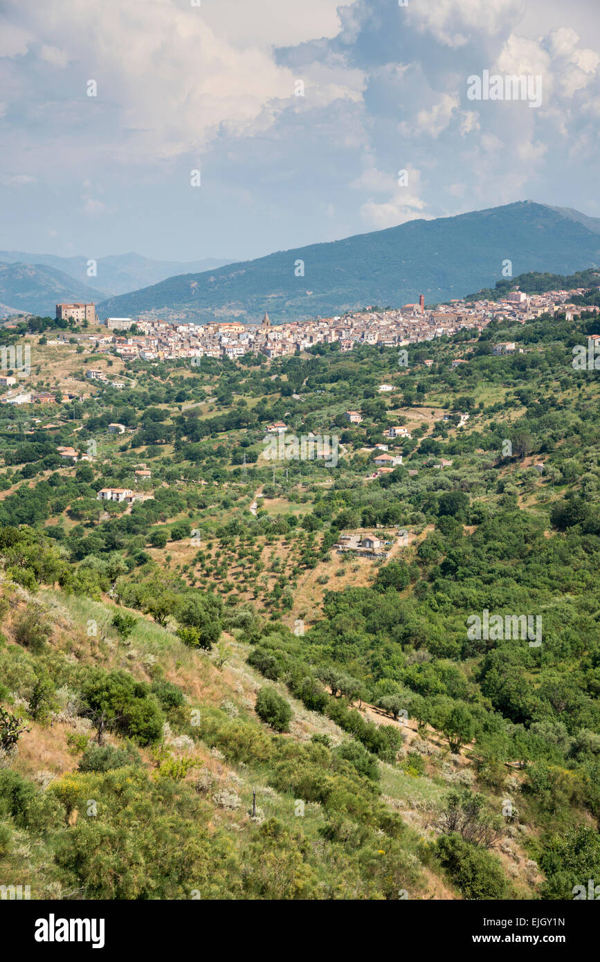 Ein Blick auf das Bergdorf oder Stadt von Gratteri in der nördlichen sizilianischen Landschaft Sizilien Stockfoto