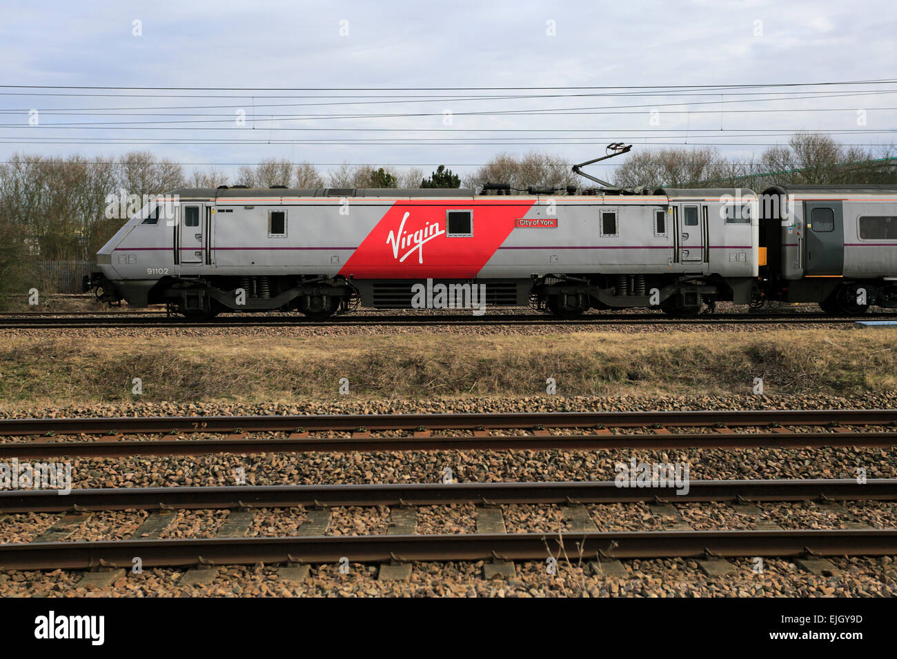 91102 Virgin Trains Betriebsgesellschaft, Klasse 91 elektrischer Hochgeschwindigkeitszug, East Coast Main Line Railway, Peterborough, Cambridge Stockfoto