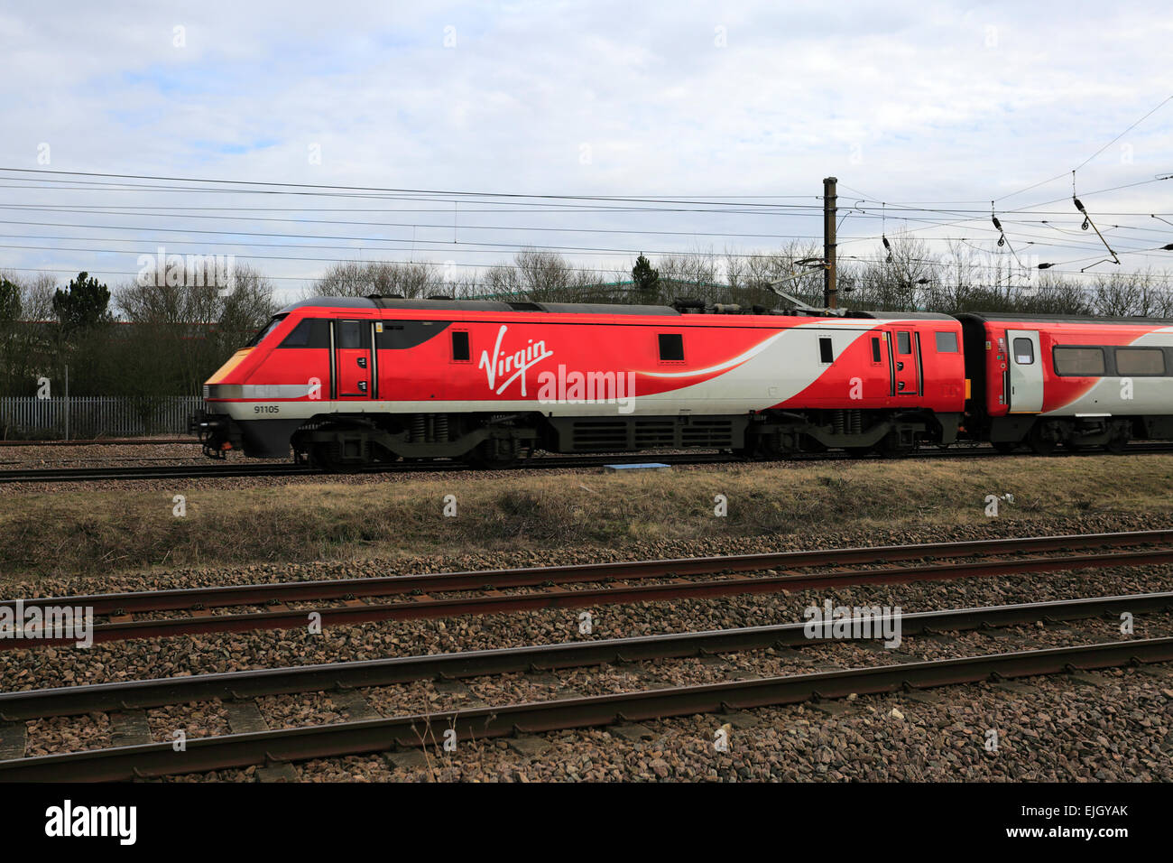 91105 Virgin Trains Betriebsgesellschaft, Klasse 91 elektrischer Hochgeschwindigkeitszug, East Coast Main Line Railway, Peterborough, Cambridge Stockfoto
