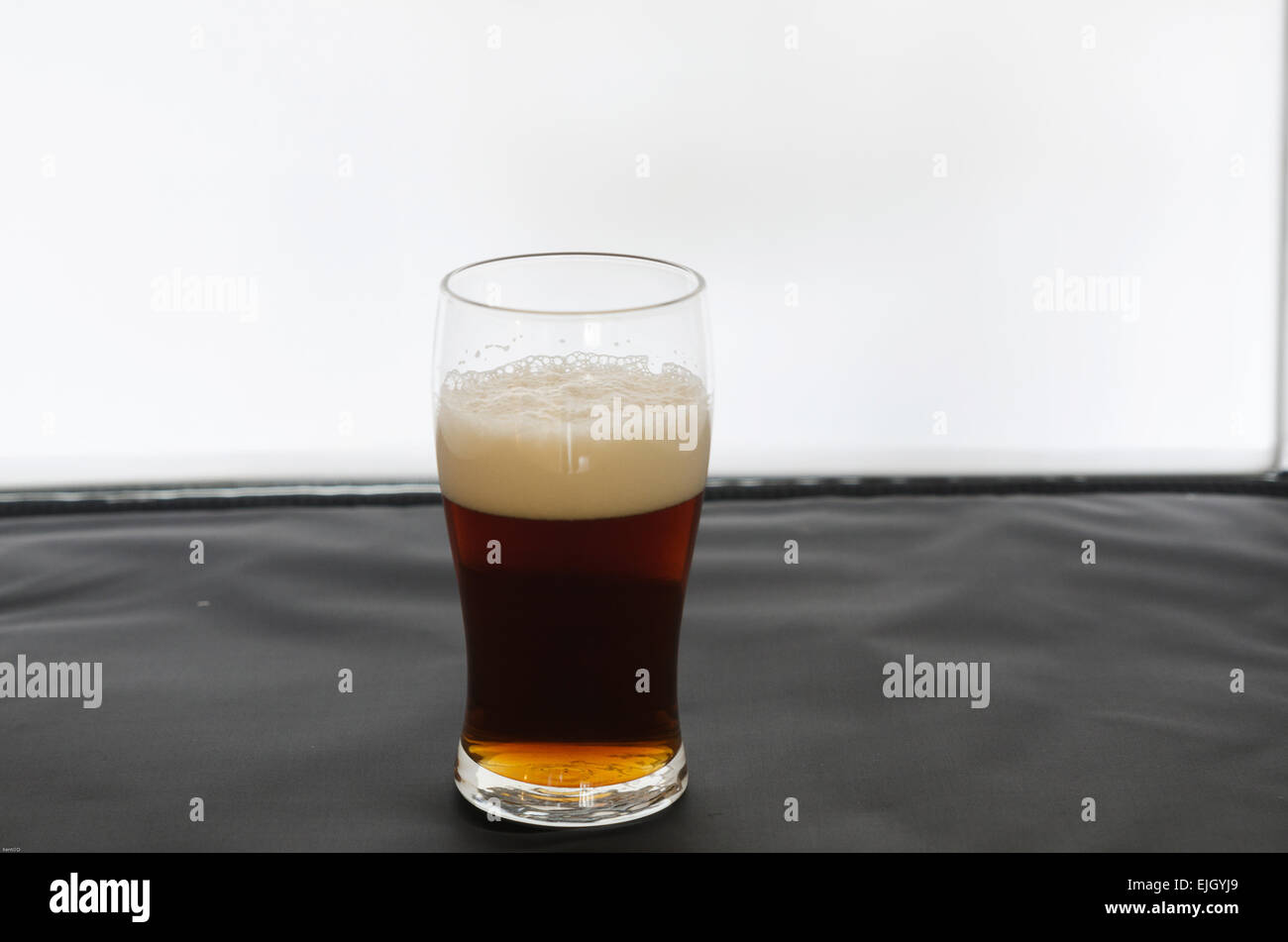 ein Glas Coold und dunkles Bier trinkfertig Stockfoto