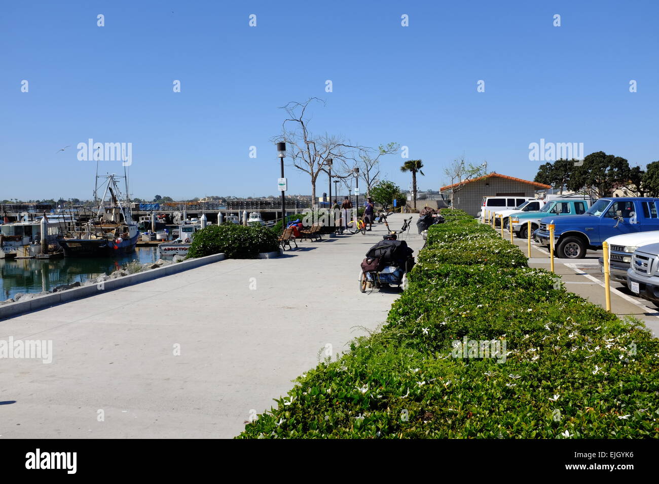 USS Midway an der Uferpromenade in San Diego und Statue von Sailor küssen Mädchen am Ende des zweiten Weltkriegs Stockfoto