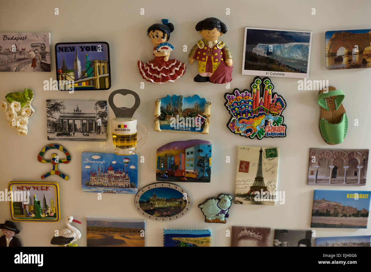 Souvenir-Magneten geklebt auf der Kühlschranktür aus aller Welt Stockfoto
